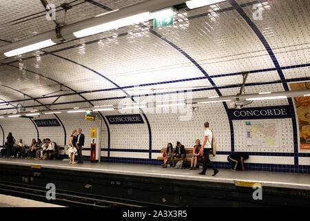 La piattaforma al Concorde La stazione della metropolitana di Parigi, Francia. Foto Stock