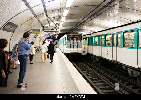 Un treno in arrivo nella Concorde La stazione della metropolitana di Parigi, Francia. Foto Stock