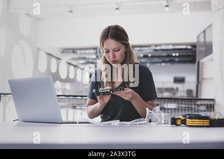 Lavoro femminile in robotica Foto Stock