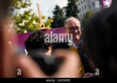 Wlodzimierz Czarzasty visto durante la conferenza stampa.Leader del post-comunista Sinistra democratica Alliance (SLD), Wlodzimierz Czarzasty e Adrian Zandberg, leader della sinistra insieme (Razem) gruppo, che promuove le politiche di welfare, ha preso parte a una conferenza stampa in cui Robert Biedron, leader di pro-gay-molla (Wiosna) partito non poteva partecipare, in precedenza tre leftist polacco gruppi hanno unito le forze in vista del paese le elezioni parlamentari del 13-esimo di ottobre. Foto Stock