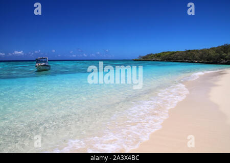 Spiaggia sabbiosa a Gee isola Ouvea in laguna, Isole della Lealtà, Nuova Caledonia. La laguna è stato elencato come patrimonio mondiale dell'Unesco nel 2008. Foto Stock