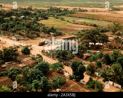 Bello piccolo villaggio verde dal di sopra. Vecchio Manaca Iznaga Torre. schiavitù vicino a Trinidad, Cuba e turisti a Cienfuegos, Cuba. Stazione ferroviaria antenna Foto Stock