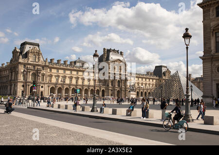 Il cortile principale (Cour Napoleone) di palazzo del Louvre Museum, con la piramide progettato da I.M. Pei, a Parigi, Francia. Foto Stock