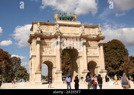 La giostra Arc de Triomphe tra il museo del Louvre e dai giardini delle Tuileries a Parigi, Francia. Foto Stock