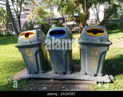 Tre Cestini per rifiuti diversi in un parco Lumpini di Bangkok. Immondizia cernita e la pulizia dell'ambiente. Foto Stock