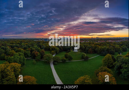 Una splendida mattina presto in Baviera, Monaco di Baviera con un volo anche se l'Englischer Garten. Foto Stock