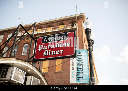 Il segno di Arthur's Paradise Diner al mulino Boott edificio sulla strada Amory in Lowell, Massachusetts, STATI UNITI D'AMERICA. Foto Stock