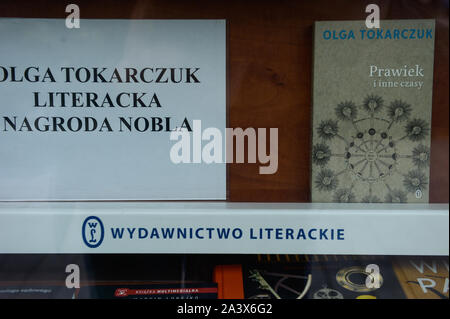 Ottobre 10, 2019, Cracovia in Polonia: Libri dal polacco autore Olga Tokarczuk in vendita presso il book store..della Polonia Olga Tokarczuk e Austria Peter Handke vincere i premi Nobel per la letteratura per 2018 e 2019 dopo uno scandalo in Accademia svedese che ha costretto l anno scorso€™s premiata a essere rimandata. (Credito Immagine: © Omar Marques/SOPA immagini via ZUMA filo) Foto Stock