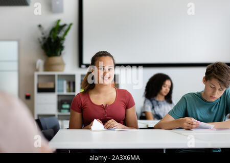 Ritratto di donna studente di scuola superiore in classe Foto Stock