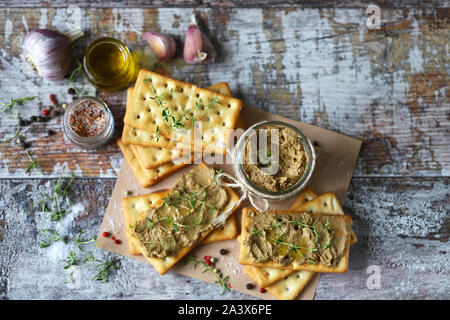 In casa il patè di fegato. Deliziosa casa pate con erbe e spezie. Dieta cheto. Cibo sano. Messa a fuoco selettiva. Macro. Foto Stock