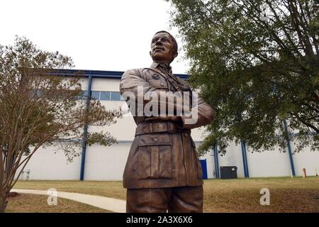 Warner Robins, Stati Uniti. 09 ottobre, 2019. Statua del 2° Lt. Eugene Jacques Bullard, il primo americano africano pilota di caccia, è svelato nel corso di una cerimonia presso il Museo dell'aviazione su Warner Robins Air Force Base Ottobre 9, 2019 in Warner Robins, Georgia. La statua fu donata alla United States Air Force dalla Georgia I Guerra Mondiale Centennial Commissione. Credito: Tommie Horton/Planetpix/Alamy Live News Foto Stock