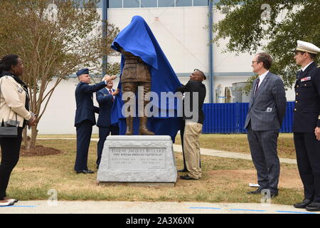 Warner Robins, Stati Uniti. 09 ottobre, 2019. Funzionari militari e membri della famiglia guardare come una statua di 2 Lt. Eugene Jacques Bullard, il primo americano africano pilota di caccia, è svelato nel corso di una cerimonia presso il Museo dell'aviazione su Warner Robins Air Force Base Ottobre 9, 2019 in Warner Robins, Georgia. La statua fu donata alla United States Air Force dalla Georgia I Guerra Mondiale Centennial Commissione. Credito: Tommie Horton/Planetpix/Alamy Live News Foto Stock