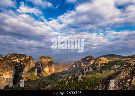 Vista di Meteora e quattro monasteri in mattinata Foto Stock