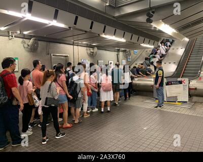 (191010) -- HONG KONG, Ottobre 10, 2019 (Xinhua) -- Questa foto non datata mostra i passeggeri in coda a prendere una scala mobile come l'altra è stata sabotata dai rivoltosi al Lam Tin alla stazione MTR di Hong Kong, Cina del sud. Per andare con '1LD Writethru: RAS Gov't dipendenti descrivono fatti e cifre circa la distruzione da rivoltosi' (Mass Transit Railway/Handout via Xinhua) Foto Stock