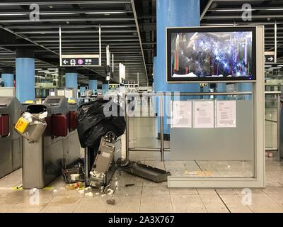 (191010) -- HONG KONG, Ottobre 10, 2019 (Xinhua) -- Questa foto non datata mostra appendere Hau MTR sabotata dai rivoltosi in Hong Kong, Cina del sud. Per andare con '1LD Writethru: RAS Gov't dipendenti descrivono fatti e cifre circa la distruzione da rivoltosi' (Mass Transit Railway/Handout via Xinhua) Foto Stock