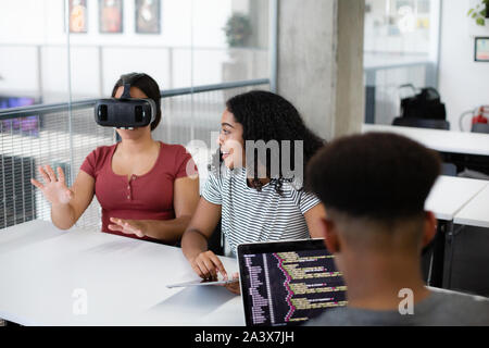 Gli studenti delle scuole superiori utilizzando cuffie VR in classe Foto Stock