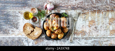 Patate al forno in una scorza in un cast di padella di ferro. Patate rustiche. Messa a fuoco selettiva. Macro. Foto Stock