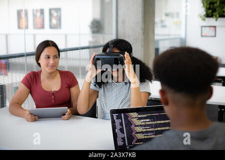 Gli studenti delle scuole superiori utilizzando cuffie VR in classe Foto Stock