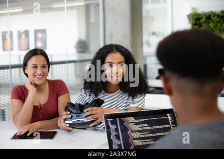 Gli studenti delle scuole superiori utilizzando cuffie VR in classe Foto Stock