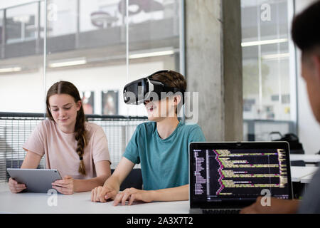 Gli studenti delle scuole superiori utilizzando cuffie VR in classe Foto Stock