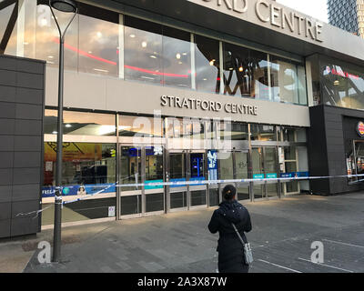 Nastro di polizia al di fuori del centro di Straford in Stratford, Londra est dopo un adolescente di sesso maschile è stato fatalmente pugnalato al di fuori di Stratford Broadway poco dopo 3pm Giovedì. Foto di PA. Picture Data: giovedì 10 ottobre, 2019. Vedere PA POLIZIA storia di Stratford. Foto di credito dovrebbe leggere: Joe Gammie/PA FILO Foto Stock