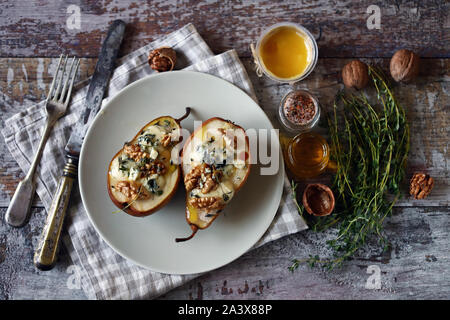 Messa a fuoco selettiva. Pere al forno con dor formaggio blu su una piastra. Pranzo sano. Dieta cheto. Cheto snack. Foto Stock