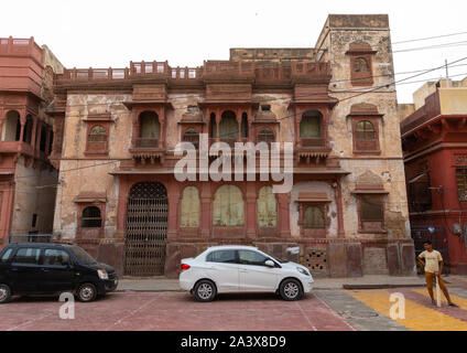 Indian giovane a giocare a cricket nella parte anteriore di un haveli nella città vecchia, Rajasthan, Bikaner, India Foto Stock