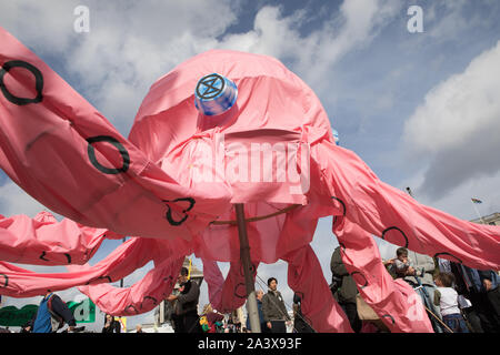 Westminster, Londra, Regno Unito. Il 10 ottobre 2019. Gli attivisti ambientali estinzione della ribellione hanno iniziato due settimane proteste dal 7 al 20 Ottobre a e intorno a Londra per dimostrare contro il cambiamento climatico. I manifestanti in Trafalgar Square e richiedono una decisa azione dal governo del Regno Unito la globale crisi ambientale. Foto Stock