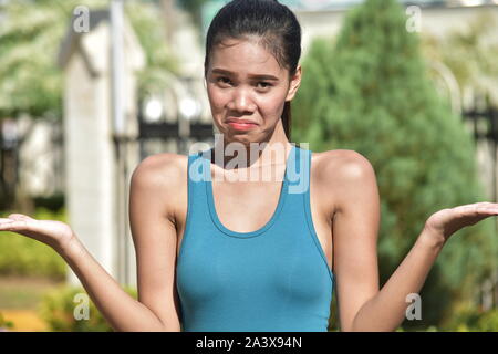 Un indeciso piuttosto Filipina persona Foto Stock