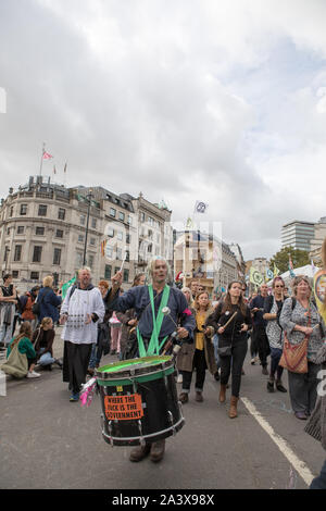 Westminster, Londra, Regno Unito. Il 10 ottobre 2019. Gli attivisti ambientali estinzione della ribellione hanno iniziato due settimane proteste dal 7 al 20 Ottobre a e intorno a Londra per dimostrare contro il cambiamento climatico. I manifestanti in Trafalgar Square e richiedono una decisa azione dal governo del Regno Unito la globale crisi ambientale. Foto Stock