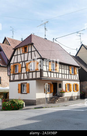 Un tradizionale francone abitazione o edificio con finestre con persiane in Eguisheim Alsace Francia Foto Stock