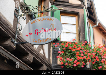 Un segno per il ristorante Galinelle in Eguisheim Alscae Francia Foto Stock