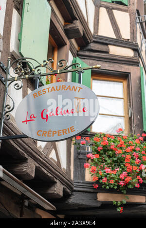 Un segno per il ristorante Galinelle in Eguisheim Alscae Francia Foto Stock