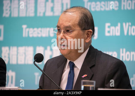 (191011) -- HONG KONG, 11 ott. 2019 (Xinhua) -- Matthew Cheung, Segretario generale dell'amministrazione di Cinese della Regione amministrativa speciale di Hong Kong (RASHK), parla nel corso di una conferenza stampa a Hong Kong, Cina del Sud, 10 ottobre, 2019. Per andare con '1LD Writethru: RAS Gov't dipendenti descrivono fatti e cifre circa la distruzione da rivoltosi' (Xinhua/Lu Ye) Foto Stock