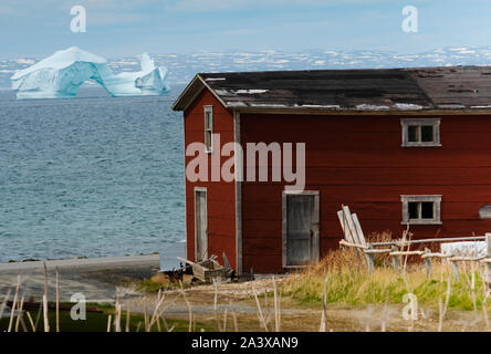 Iceberg a Isola Verde Cove con granaio rosso in primo piano, Terranova Foto Stock