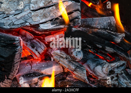 Primo piano di bruciare senza fiamma e legna da ardere. Close-up di bruciare il carbone. Un tizzone covava nel camino. Registro di masterizzazione di legno di close-up come abst Foto Stock