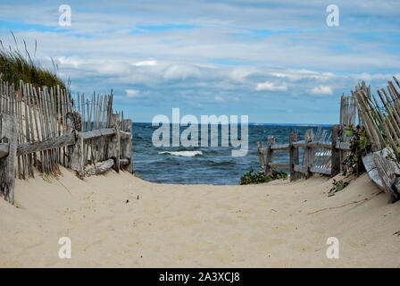 Prese su un nuvoloso giorno di settembre, Questa foto mostra il percorso per il bay beach oltre a Brewster, Ma. Foto Stock