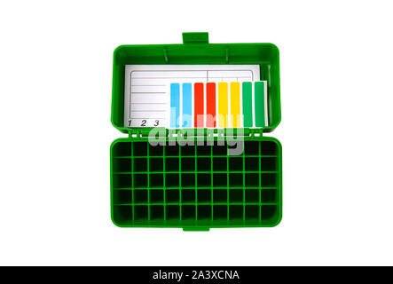 Scatola di plastica per isolare le cartucce su sfondo bianco Foto Stock