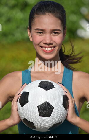 Sorridente femmina Fitness giocatore di calcio Foto Stock