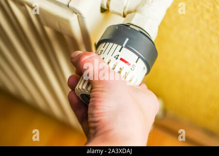 Abbassare i costi di riscaldamento Foto Stock
