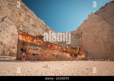 Chiusura del relitto della nave spiaggia presso la spiaggia di Navagio. Il più famoso monumento naturale di Zante, isola greca nel Mar Ionio. Foto Stock