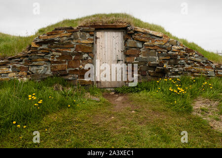 Root cantina in pietra con una porta di legno in Elliston, Terranova Foto Stock