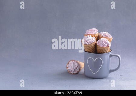 Marshmallow nel cono gelato su sfondo isolato Foto Stock