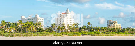 Quartiere Art Deco della South Beach di Miami. Gli edifici sono dipinti in colori pastello e circondato da alberi di palma tropicali. Foto Stock