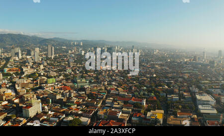 Paesaggio urbano: Cebu City con palazzi moderni grattacieli e centri di affari, vista dall'alto durante il sunrise. Filippine. Foto Stock