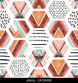 Acquerello esagono seamless pattern geometrico con elementi ornamentali. Abstract ornati geometrici con sfondo grunge texture. Dipinto a mano illus Foto Stock