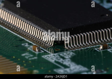 A semiconduttore integrato microprocessore microchip sul circuito stampato Foto Stock