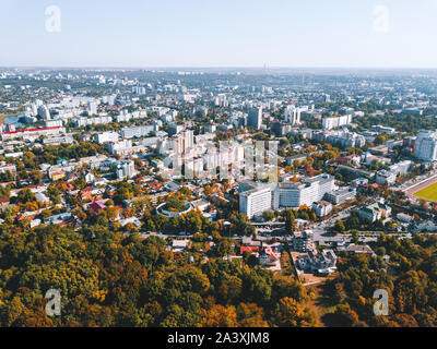 Città e parco nella stagione autunnale. Foto scattata con un drone. Foto Stock