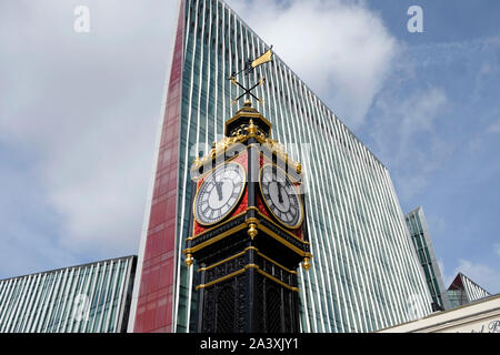 Poco Ben, una ghisa miniatura torre dell orologio al di fuori di Victoria Station nel centro di Londra, Regno Unito Foto Stock