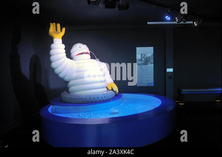 Fontana con il Bibendum avente in dotazione alla piscina dell'associazione sportiva Michelin Foto Stock